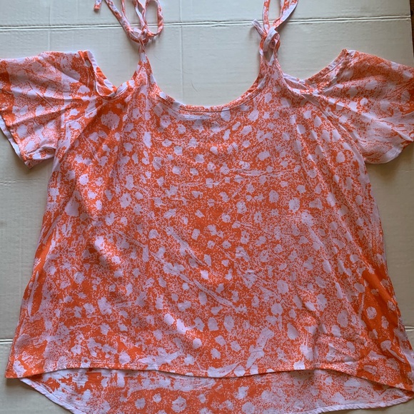 Red haute | Red Haute NWOT Dyed cold-shoulder, Hi-Low Soft Top Size Small. - Picture 1 of 6